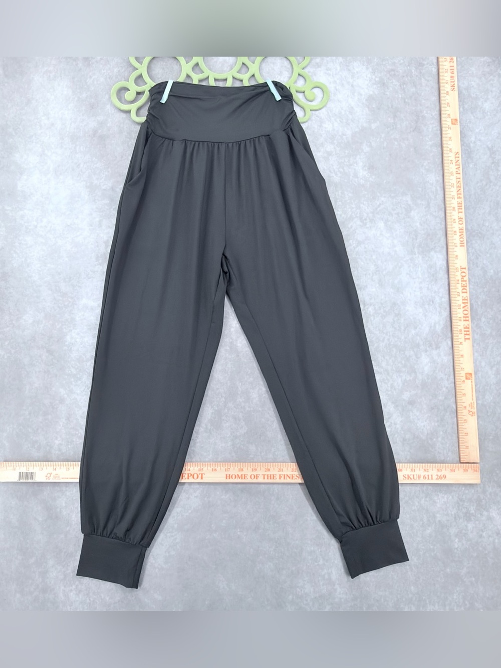 Black women’s medium Elastic Cuff High-Waist Joggers